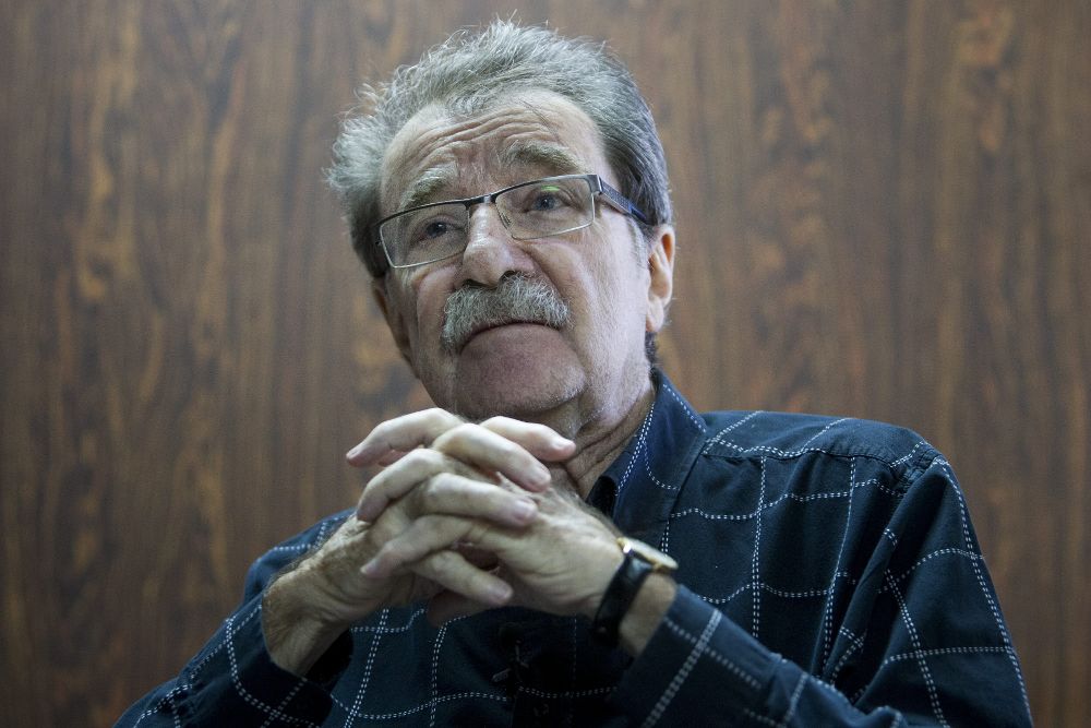Fotografía del 5 de mayo de 2015 que muestra al político, economista y fundador del diario venezolano Tal Cual, Teodoro Petkoff, durante una entrevista con Efe, en Caracas.