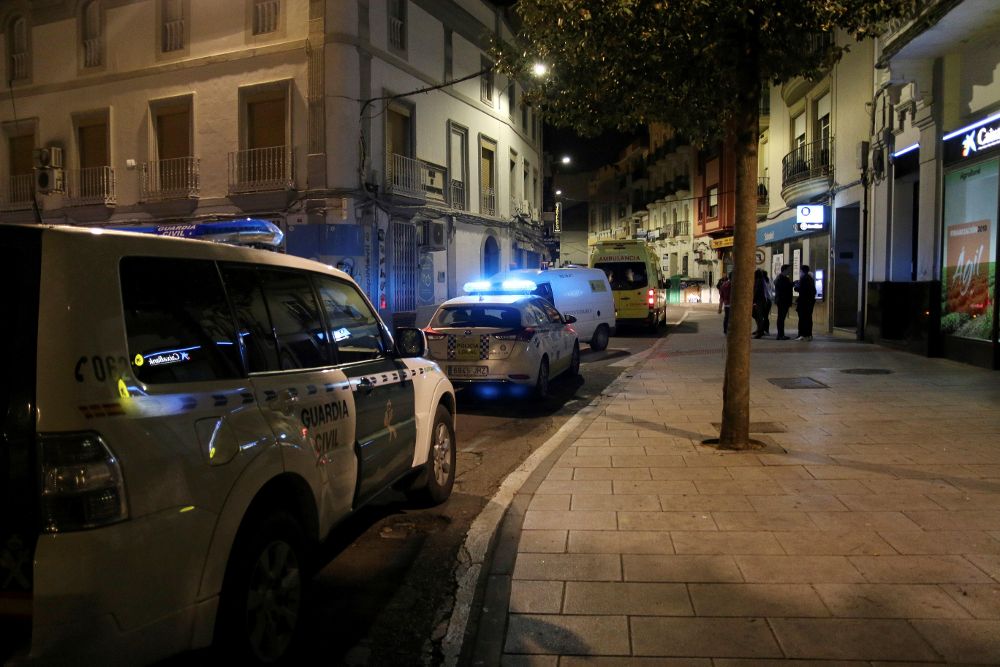 Dos vehículos de la Guardia Civil, Policía Local y una ambulancia en la Plaza de España de la localidad pacense de Don Benito.