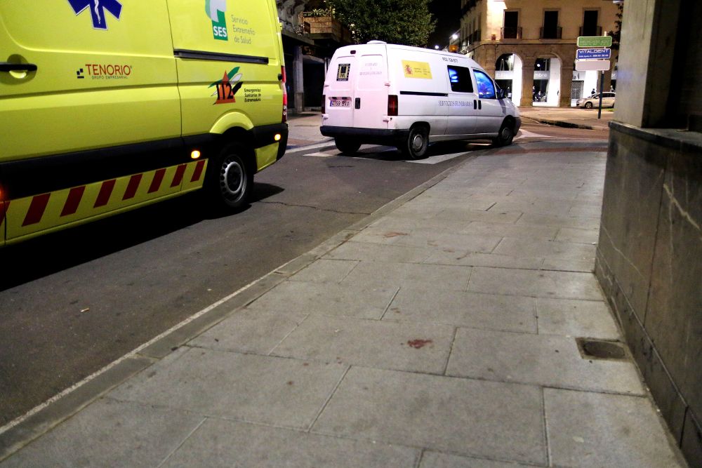 Una ambulancia en la plaza de España de la localidad pacense de Don Benito donde esta madrugada ha fallecido un guardia civil por heridas de arma blanca.