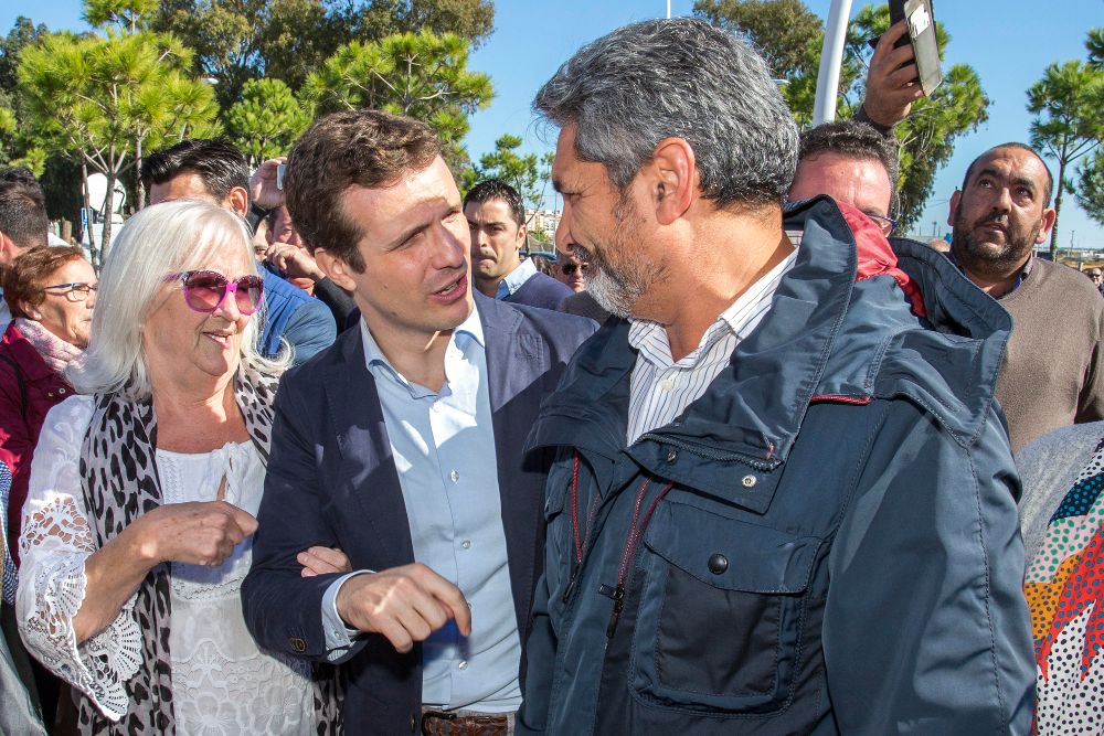 El presidente del Partido Popular Pablo Casado (i), con Juan José Cortés en el Paseo Maritimo del Muelle del Tinto Huelva