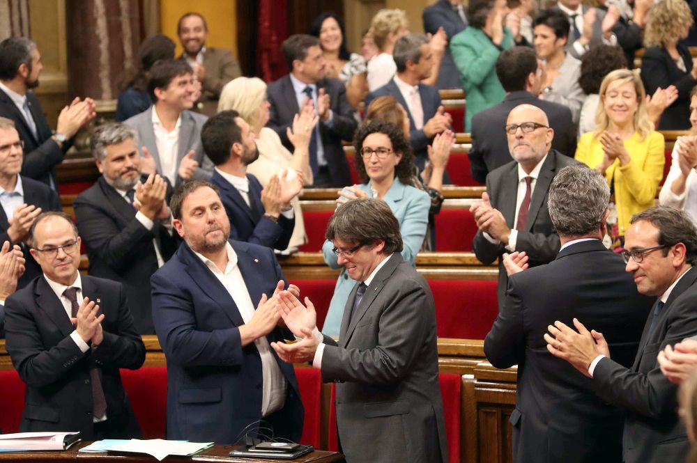 Los principales líderes independentistas catalanes aplauden la declaración de independencia en el Parlament.