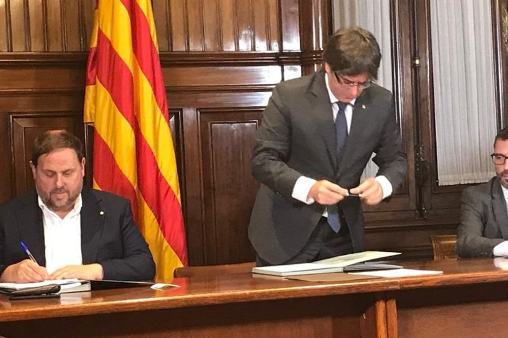 Junqueras y Puigdemont firman la convocatoria del 1 de octubre. 
