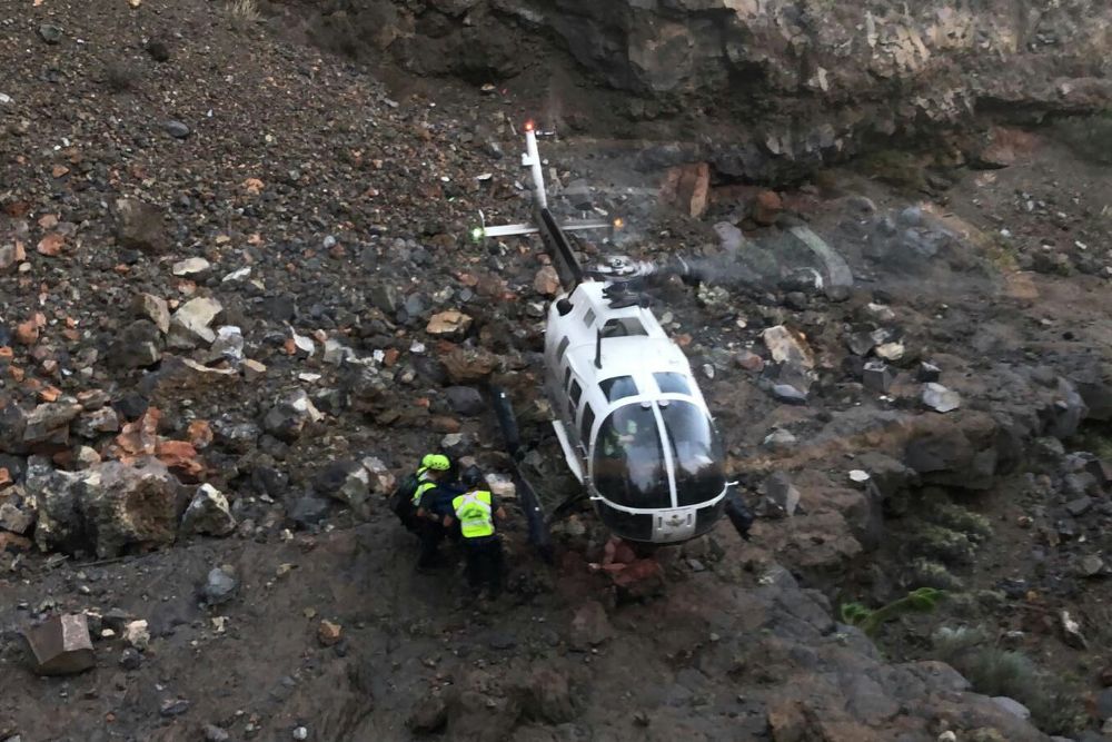 Un helicóptero rescata el cuerpo de cazador muerto.
