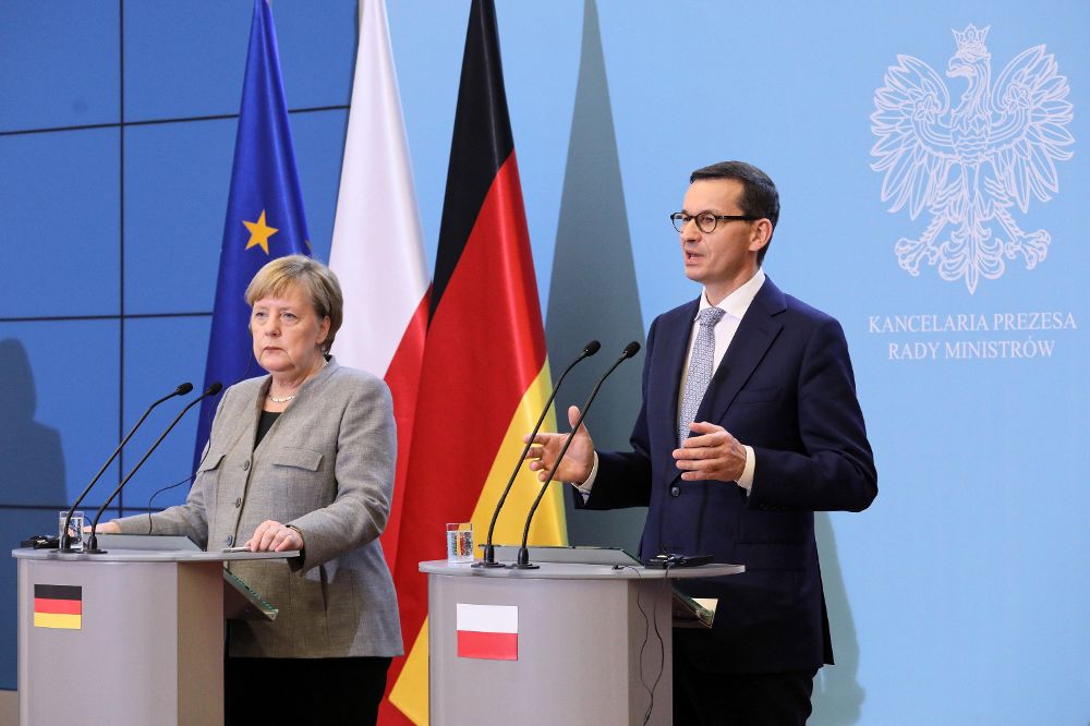 El primer ministro polaco, Mateusz Morawiecki, y la canciller alemana Angela Merkel, ofrecen una rueda de prensa tras la reunión mantenida en Varsovia.
