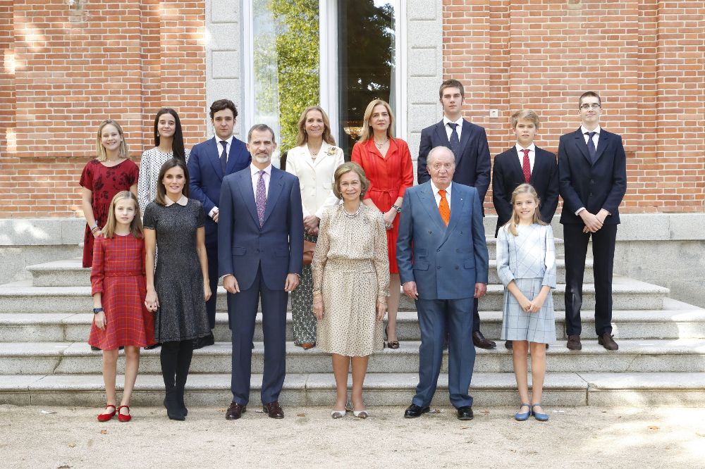 Los Reyes, con los Reyes eméritos, hijos y nietos. En la fila superior, con traje rojo, la infanta Cristina.