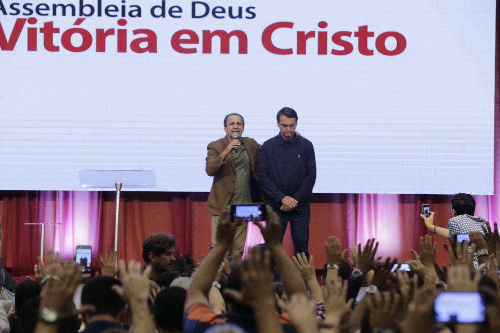 Jair Bolsonaro (d), con el pastor evangélico Silas Malafaia.