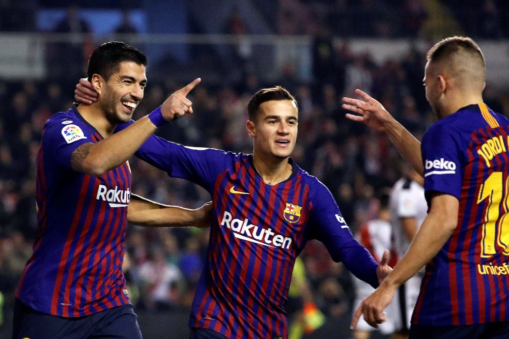 El delantero uruguayo del FC Barcelona Luis Suárez (i) celebra con Coutinho (c) y Jordi Alba tras marcar ante el Rayo Vallecano.