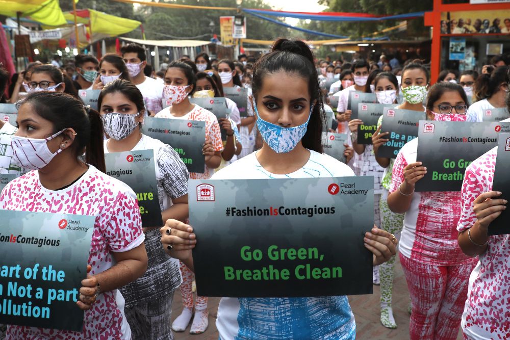 Estudiantes indias de la Escuela Pearl de Moda protestan con máscaras para concienciar sobre la contaminación aérea en Nueva Delhi, India.
