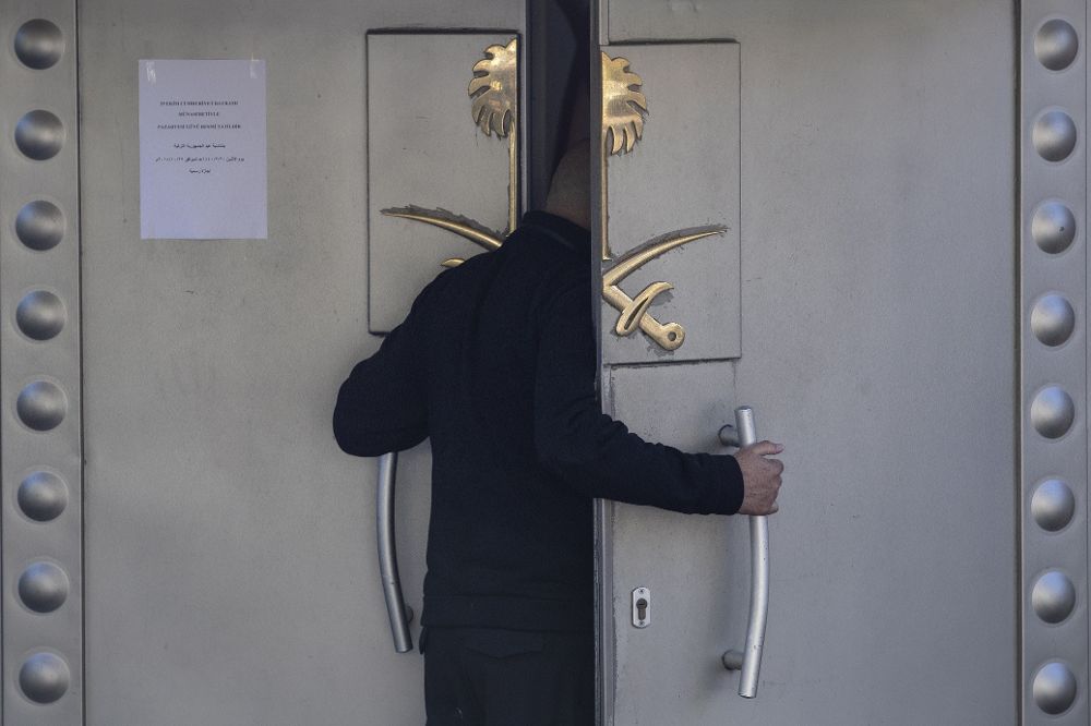 Un hombre permanece a la entrada del consulado saudí en Estambul, Turquía.