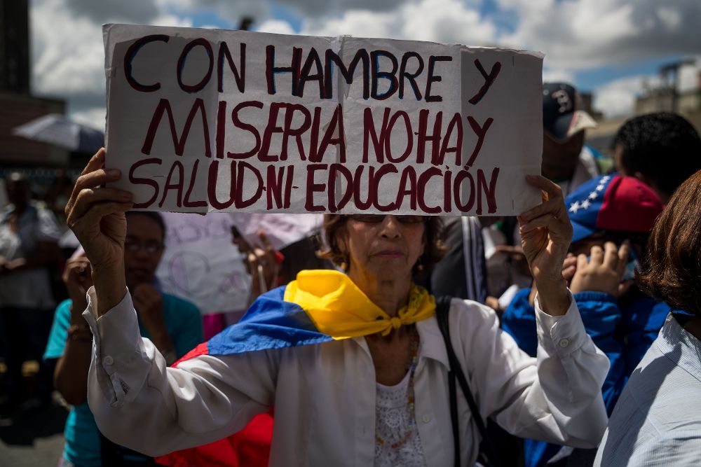 Trabajadores y jubilados de la Compañía Anónima Nacional Teléfonos de Venezuela (CANTV) y representantes del gremio de maestros participan en una manifestación para pedir mejores condiciones laborales y salariales.