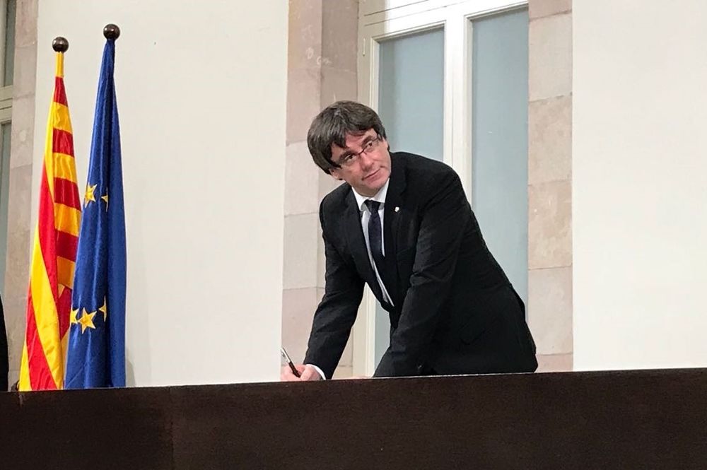 Carles Puigdemont firma la declaración de su compromiso con la independencia.