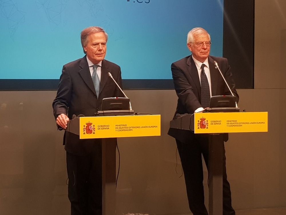 Los ministros de Exteriores de España e Italia, Josep Borrell (d) y Enzo Moavero.