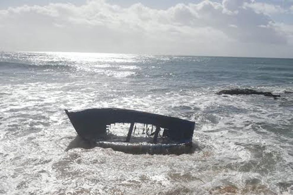 Fotografía facilitada por la Guardia Civil que muestra la patera en la que viajaban los 13 inmigrantes fallecidos en la costa de Melilla.