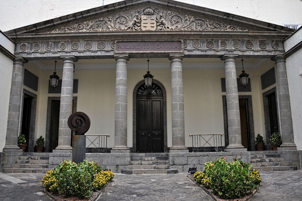 Fachada del Parlamento de Canarias, símbolo de la autonomía de las Islas.