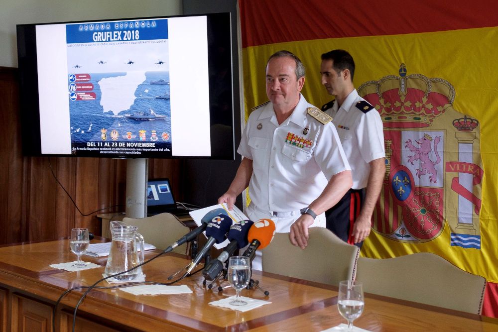 El comandante del Mando Naval de Canarias, el almirante Juan L. Sobrino Perez-Crespo (i), durante la rueda de prensa sobre las maniobras "Gruflex 2018".