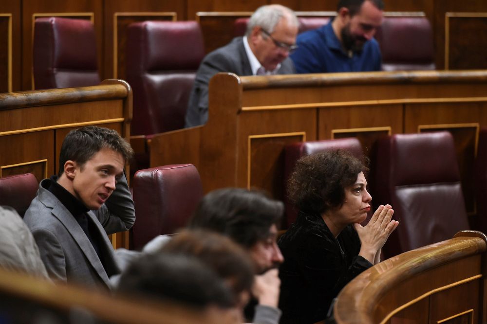 El diputado de Podemos Iñigo Errejón (i) durante un pleno del Congreso de los Diputados.