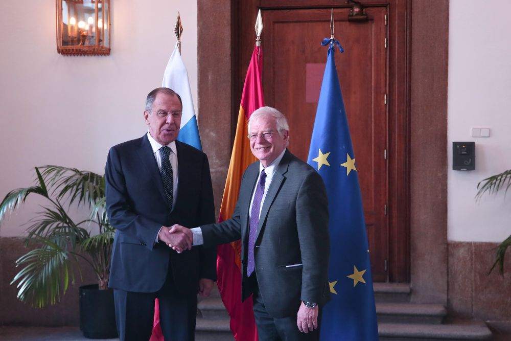 El ministro de Asuntos Exteriores, Unión Europea y Cooperación, Josep Borrell (d), se saluda en el palacio de Santa Cruz de Madrid con el ministro de Asuntos Exteriores de Rusia, Sergei Lavrov. 