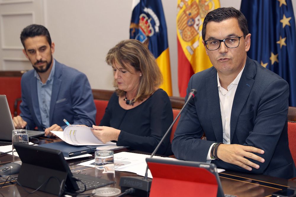 El vicepresidente del Gobierno de Canarias y consejero de Obras Públicas y Transportes, Pablo Rodríguez (d), compareció hoy en comisión parlamentaria.