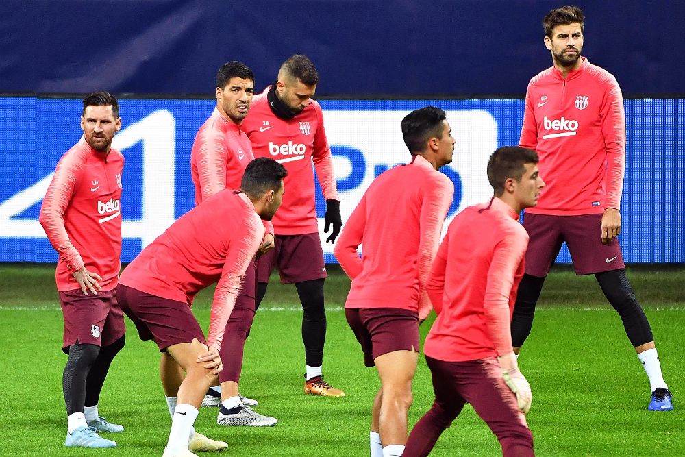Lionel Messi (i), asiste a una sesión entrenamientos en Milán.