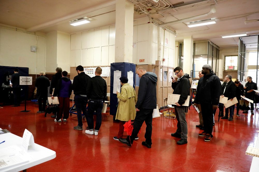 Ciudadanos acuden a votar en las elecciones generales de mitad de período de 2018 hoy, martes, en Nueva York.