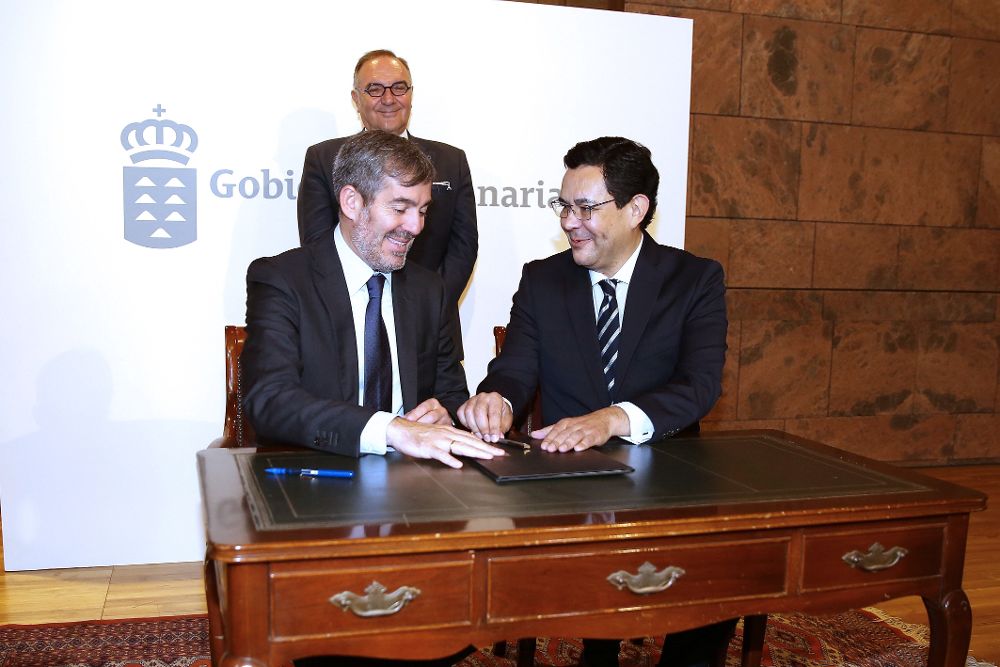 El presidente de Canarias, Fernando Clavijo (i), firmó hoy con el director general de la Fundación Amancio Ortega, Óscar Ortega, el acuerdo.