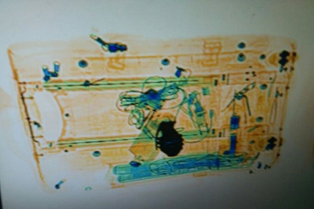 Foto del twitter de los Mossos d'Escuadra de la imagen escaneada del supuesto explosivo que era en realidad la hebilla de un cinturón con forma de granada.