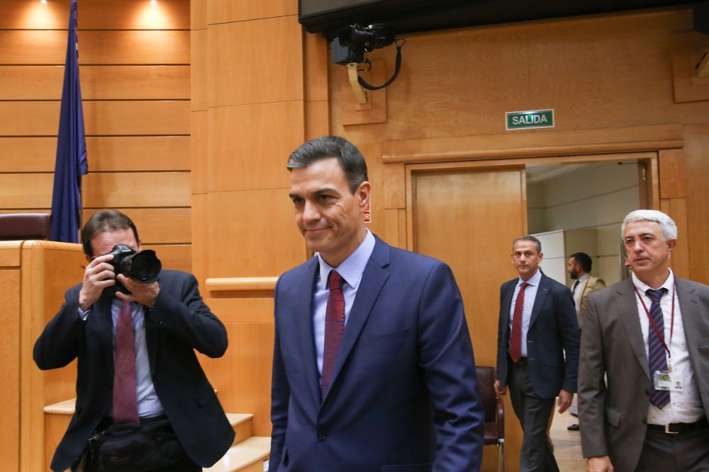 Pedro Sánchez, a su salida de una sesión de control al Gobierno en el Senado.