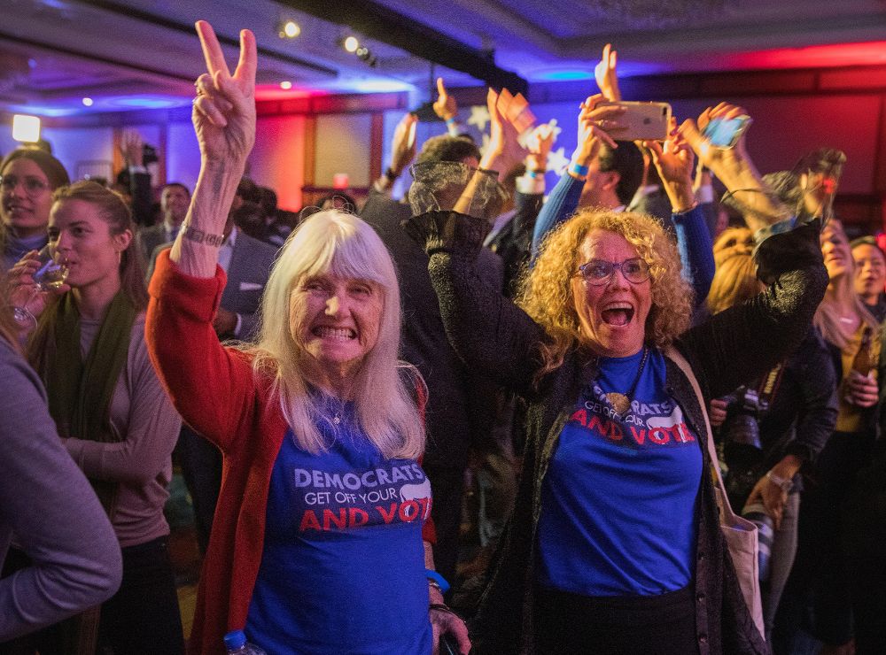 Simpatizantes de la demócrata Nancy Pelosi celebran su victoria tras los primeros resultados de las elecciones legislativas en el Hyatt Regency en Washington.