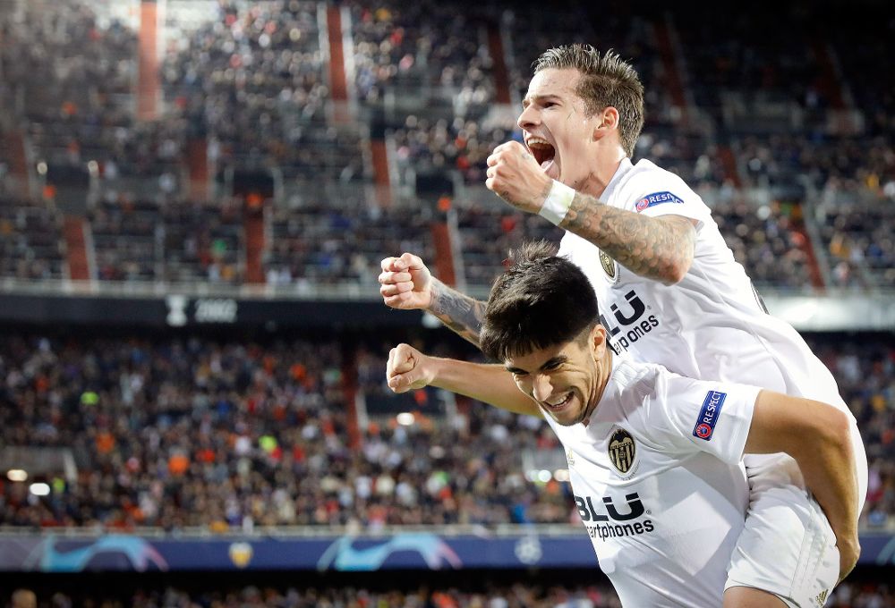Los jugadores del Valencia CF, Carlos Soler (i) y Santi Mina celebran el tercer gol marcado al Young Boys.