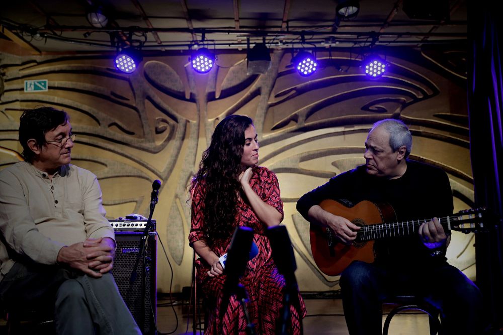 Toquinho (d) se presenta junto a la cantante española Silvia Pérez Cruz (c) y el bajista Javier Colina.