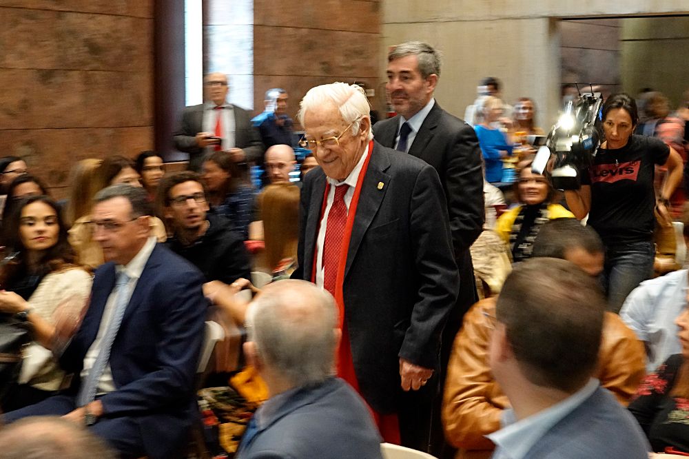 El Padre Ángel García y el presidente del Gobierno de Canarias, Fernando Clavijo, se dirigen a dar la charla inaugural.