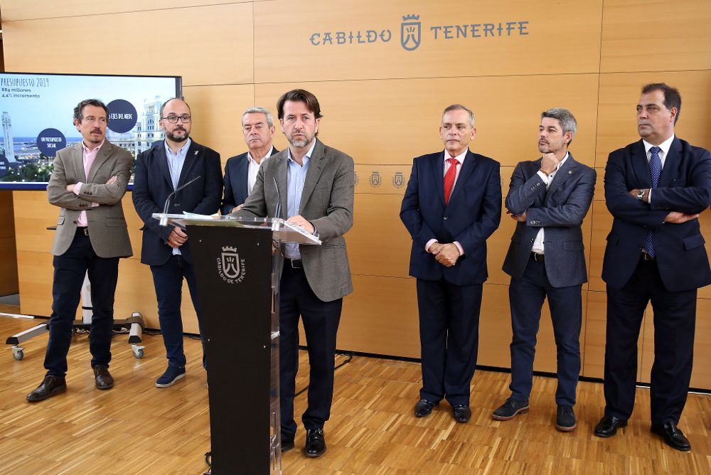 El presidente del Cabildo de Tenerife, Carlos Alonso (c), acompañado de los vicepresidentes, durante la rueda de prensa en la que informó hoy de los Presupuestos.