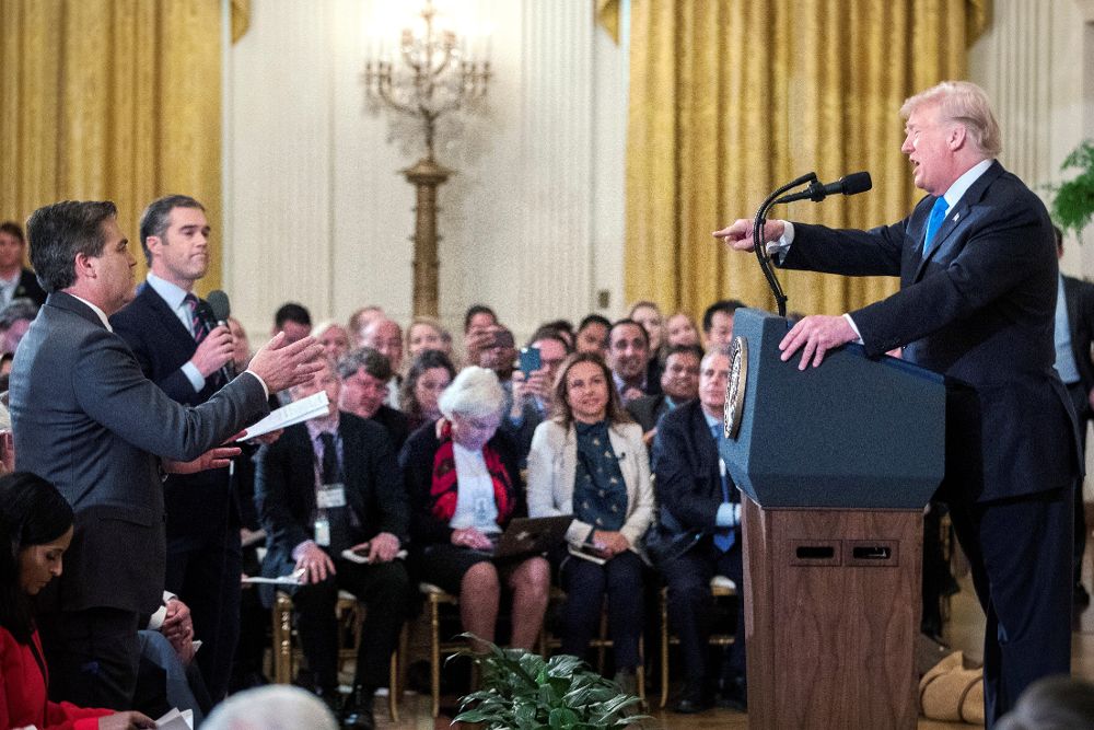 Momento del incidente entre el presidente de los Estados Unidos (d) y el reportero de la CNN Jim Acosta (iz. con los brazos levantados).