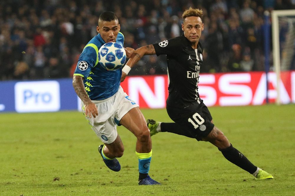 Neymar (d) en acción ante el centrocampista Allan (i) del Nápoles.
