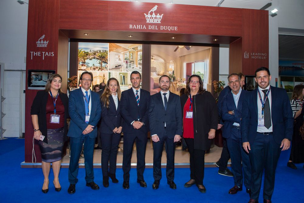 Parte de los directivos del hotel Bahía del Duque, junto a los representantes del Gobierno de Canarias en la World Travel Market. 