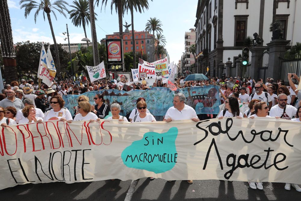 La plataforma "Salvar Agaete, sin macromuelle" se manifestó hoy por las calles de Las Palmas de Gran Canaria.