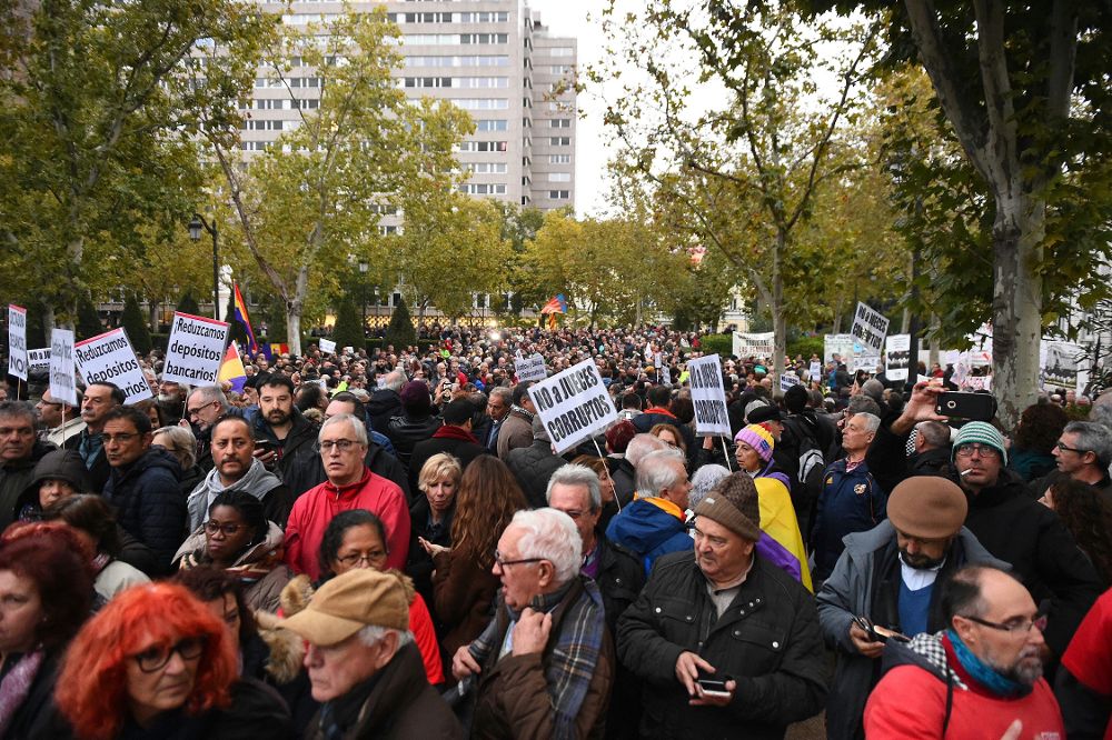 Cientos de personas se han concentrado hoy ante la sede del Tribunal Supremo en Madrid para protestar contra la sentencia.