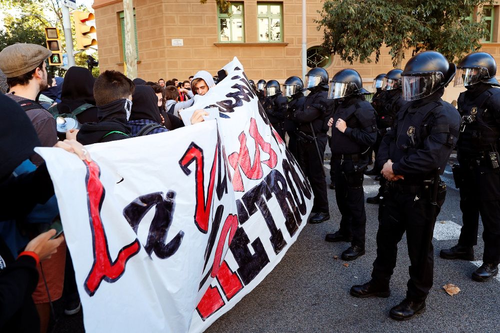 Los Mossos d'Esquadra han cargado en Barcelona contra manifestantes de los Comités de Defensa de la República (CDR) cuando intentaban boicotear la marcha del sindicato policial Jusapol. 