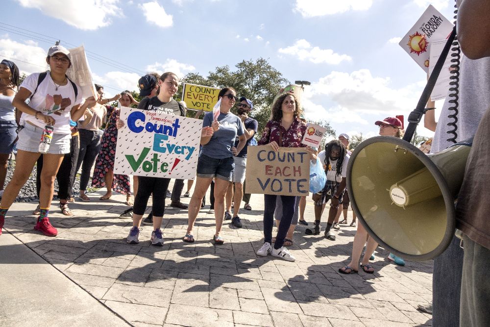 Manifestación de protesta en Florida pidiendo el recuento de votos a la puerta del tribunal electoral de Miami-Dade.