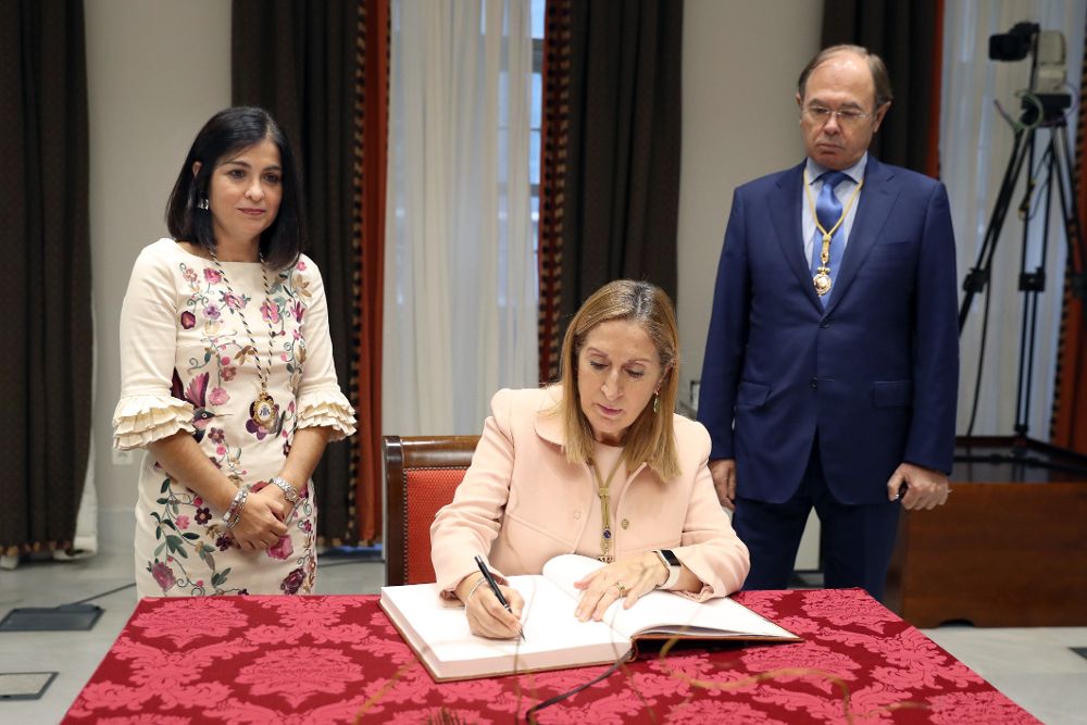 La presidenta del Congreso de los Diputados, Ana Pastor, firma en el libro de honor del Parlamento de Canaria, antes del acto institucional para la conmemoración del cuadragésimo aniversario de la Constitución Española. 