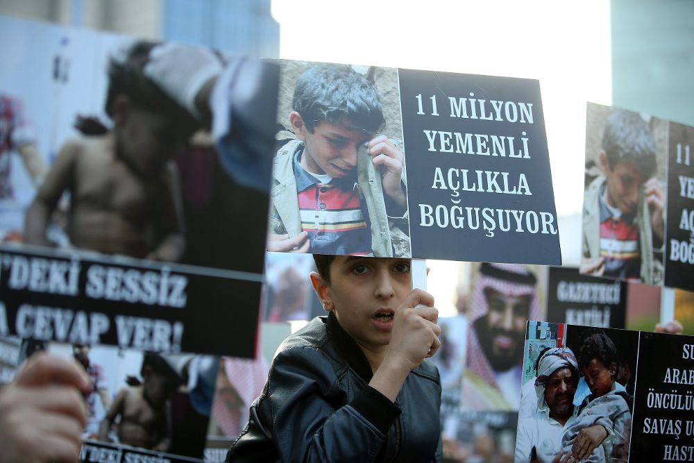 Protestas frente al consulado saudí en Estambul por la tardanza en aclarar la muerte del periodista Jamal Khashoggi.