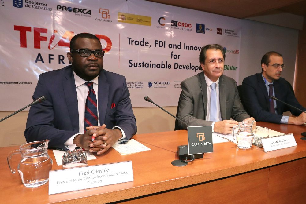 Fred Olayele (i); el director de Casa África, Luis Padrón (c); y el director general de Asuntos Económicos con Africa del Gobierno de Canarias, Pablo Martín-Carbajal.