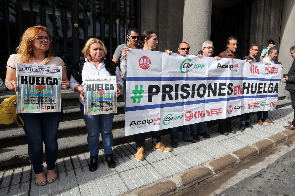 Un grupo de funcionarios de prisiones se concentró hoy a las puertas de la Delegación del Gobierno en Canarias.