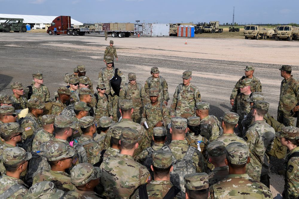 Soldados del Ejército de EEUU cerca de la frontera con México en Donna, Texas.