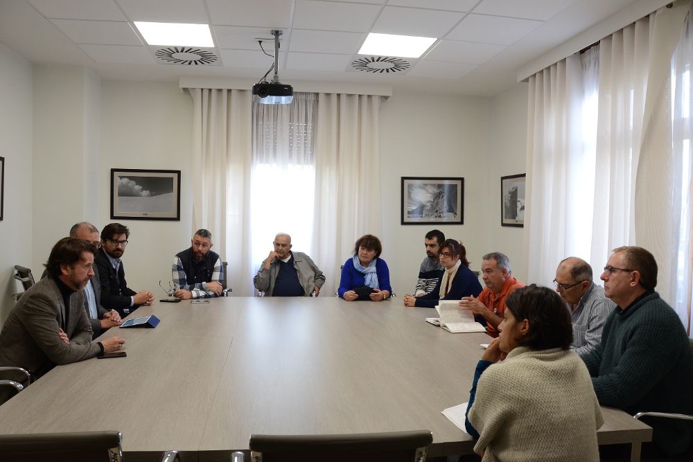 Carlos Alonso se reunió ayer, lunes, con representantes de la asociación para la defensa de los barrancos de Güímar 'Saturnino García'.