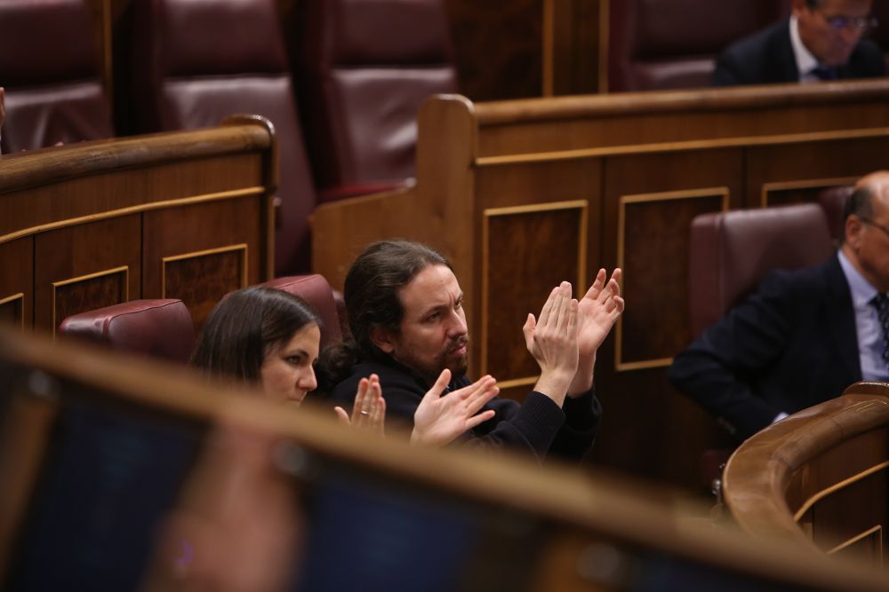 Los portavoces de Podemos en el Congreso, Ione Belarra y Pablo Iglesias, durante un pleno.
