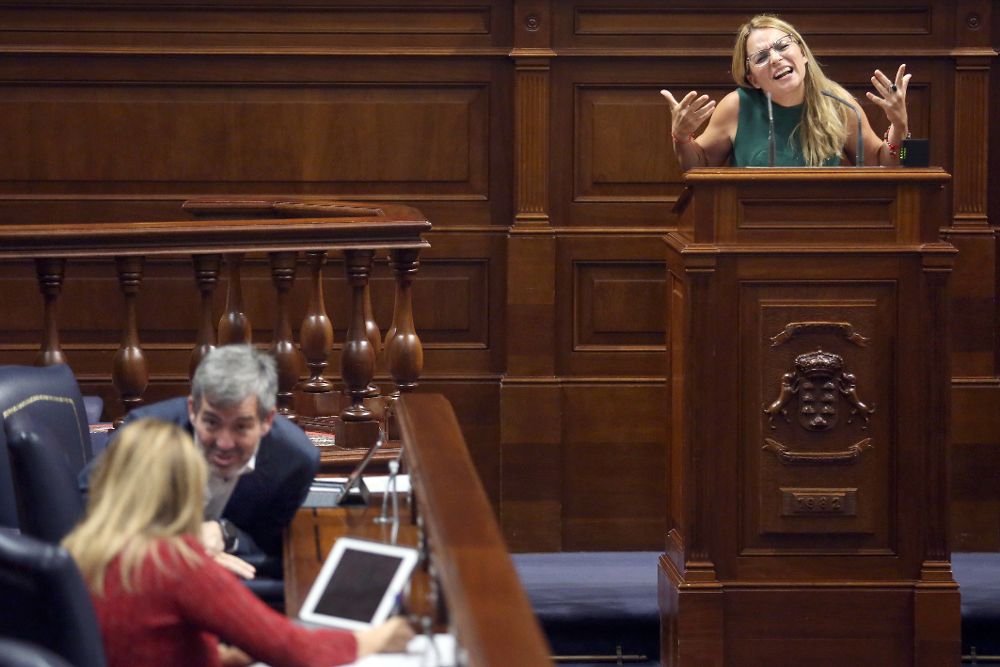 La portavoz del Grupo de Podemo, Noemí Santana, durante el pleno del Parlamento de Canarias