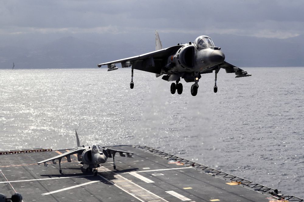 Varios Harrier en la cubierta del portaaviones 'Juan Carlos I' durante las maniobras Gruflex 2018 que realiza la Armada española del 11 al 23 de noviembre en Canarias.