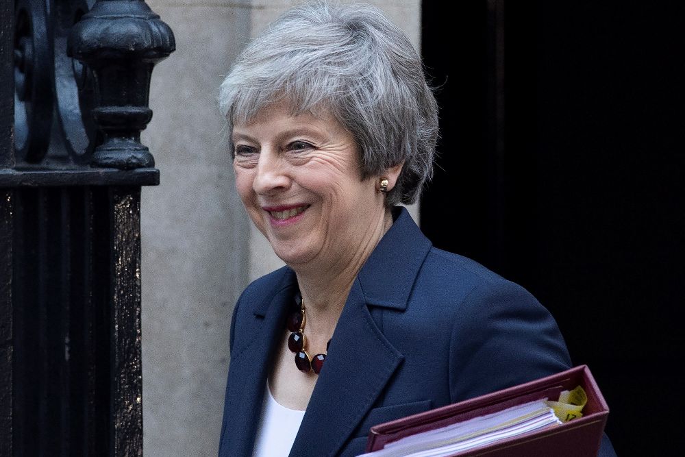 Theresa May abandona Downing Street en un receso de la reunión mantenidad hoy con sus ministros.