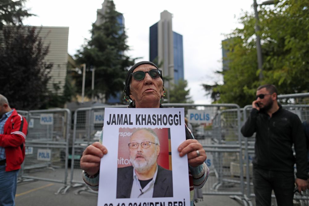 Miembros de la asociación turca de Derechos Humanos durante una protesta por la muerte del periodista saudí Jamal Khashoggi frente al consulado saudí en Estambul.